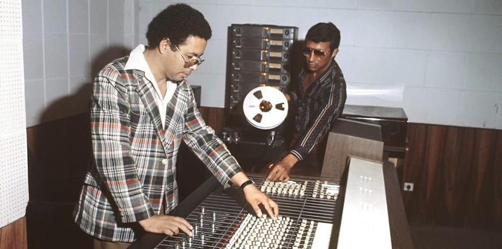 Incredible photos from inside a Peruvian vinyl factory in the '70s - The  Vinyl Factory