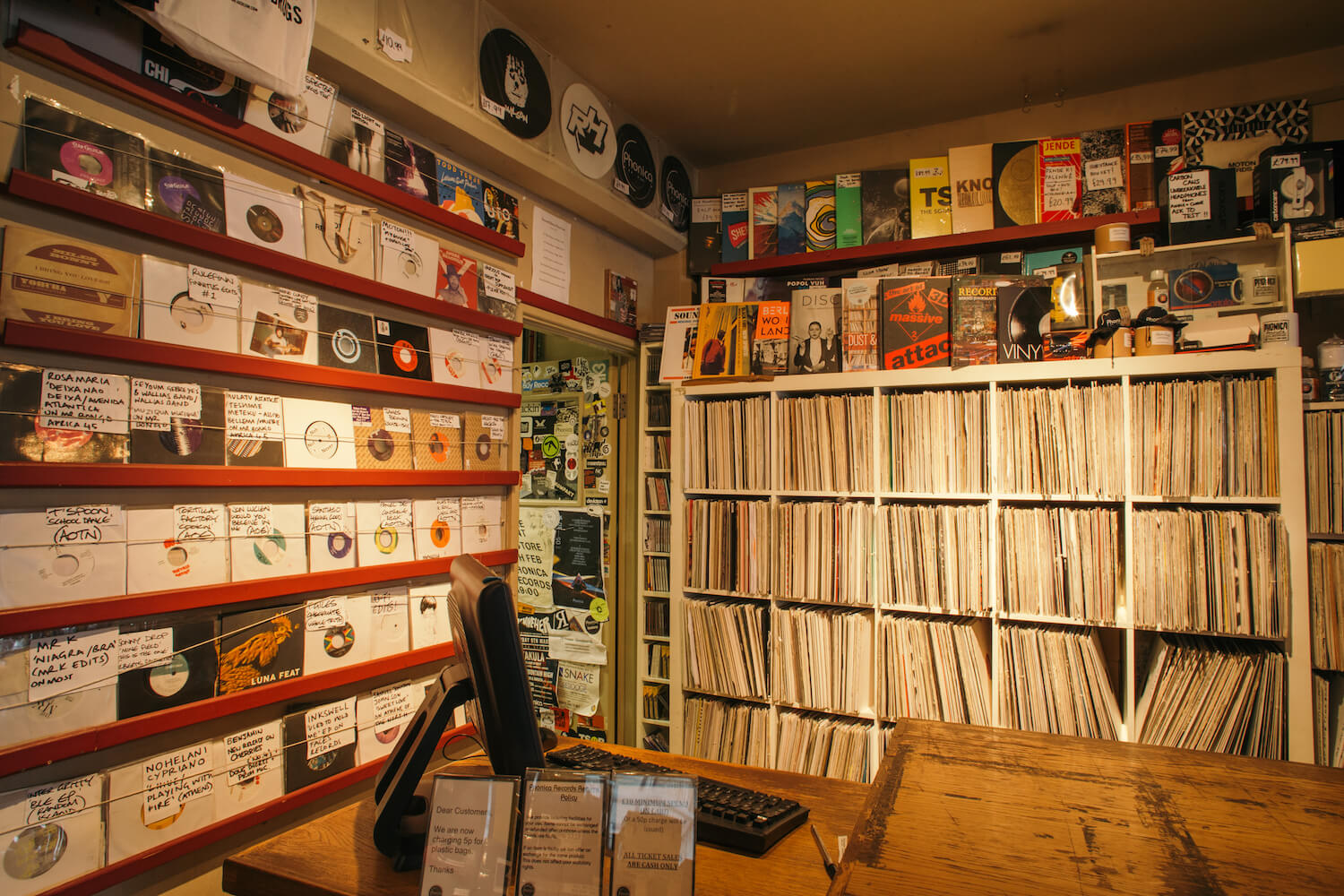 Vinyl album sales worth more than downloads for the second week running