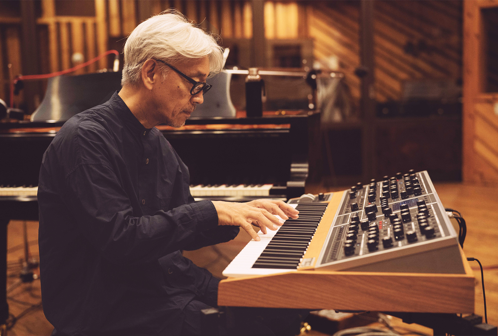 ryuichi sakamoto playing the piano